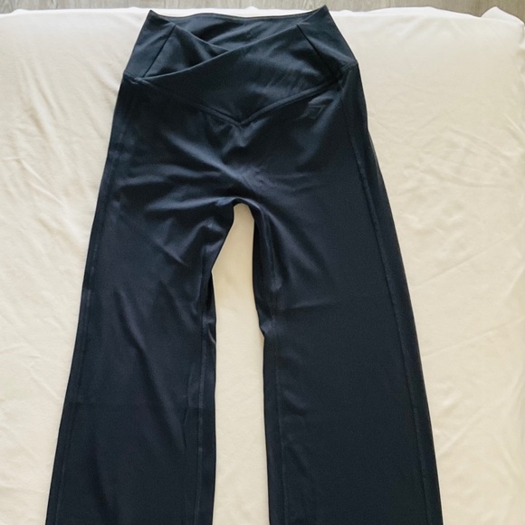 GYMSHARK women’s ’CROSSOVER FLARED LEGGINGS’ - Picture 2 of 12